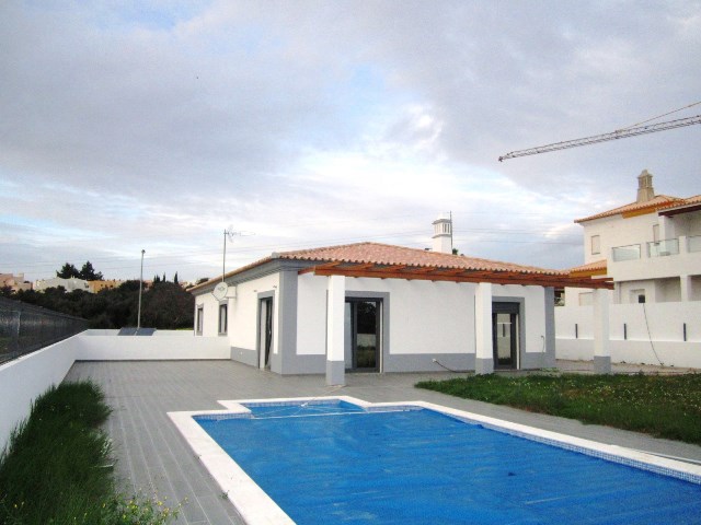 Vendo casa térrea 2 quartos na Vila de Pêra, Silves , Algarve. Portugal.